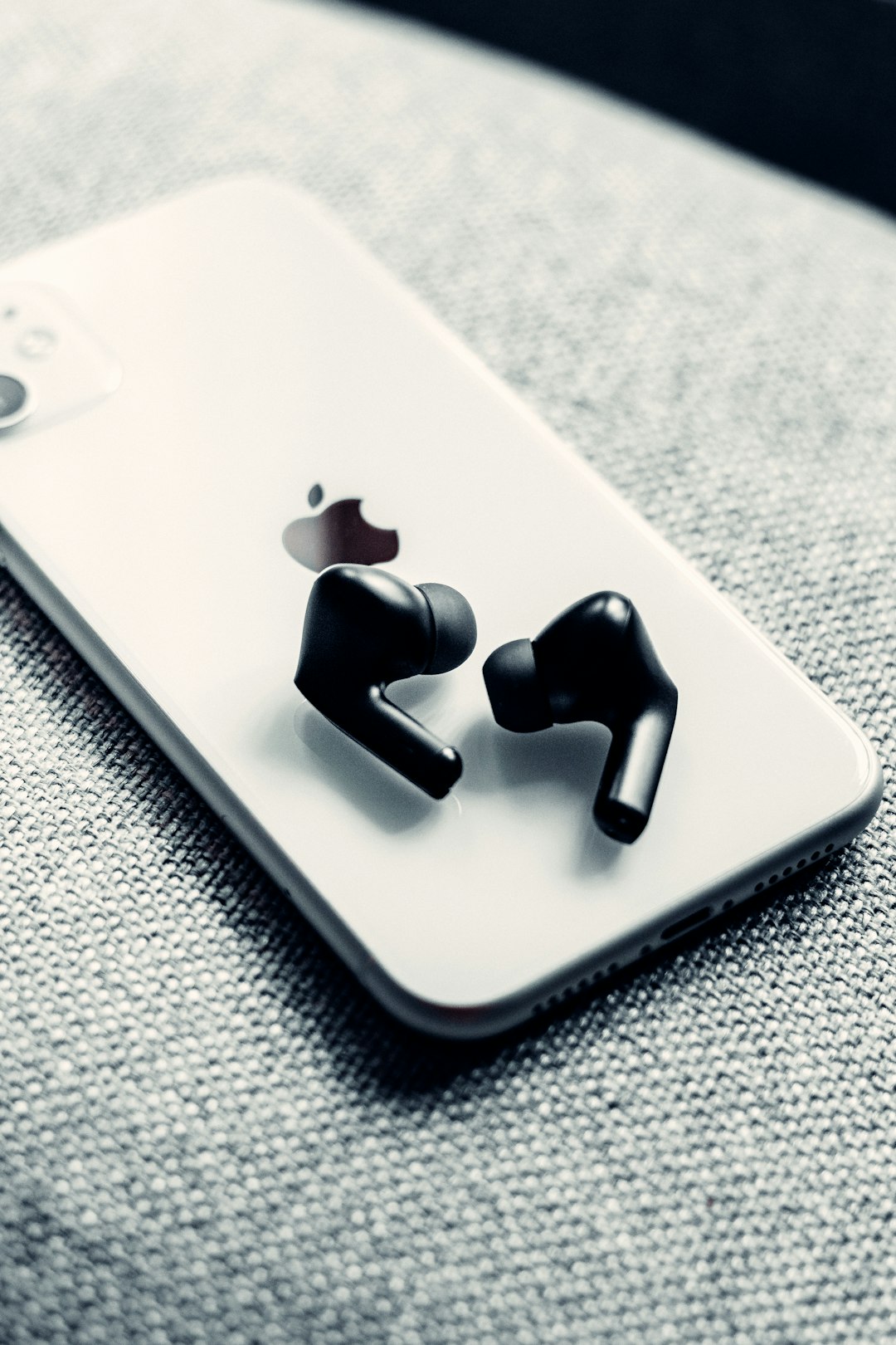 **best wireless earbuds for small ears**